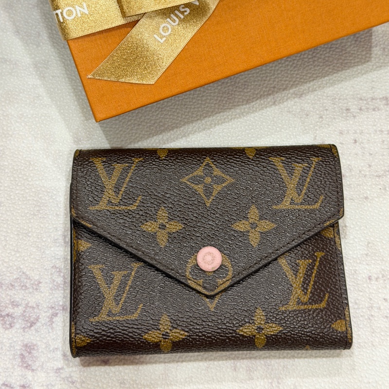 LV Victorine 粉色老花三折短夾-0