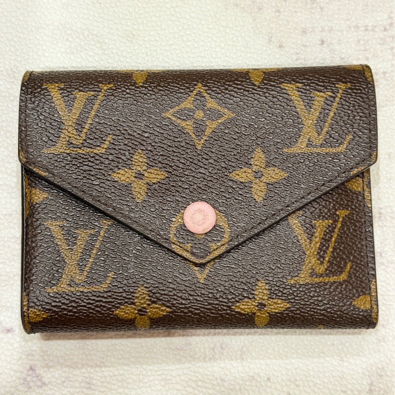 LV Victorine 粉色老花三折短夾-1