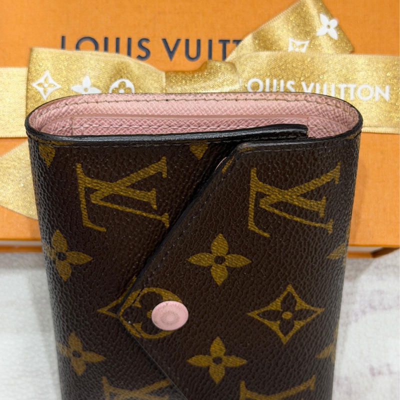 LV Victorine 粉色老花三折短夾-3