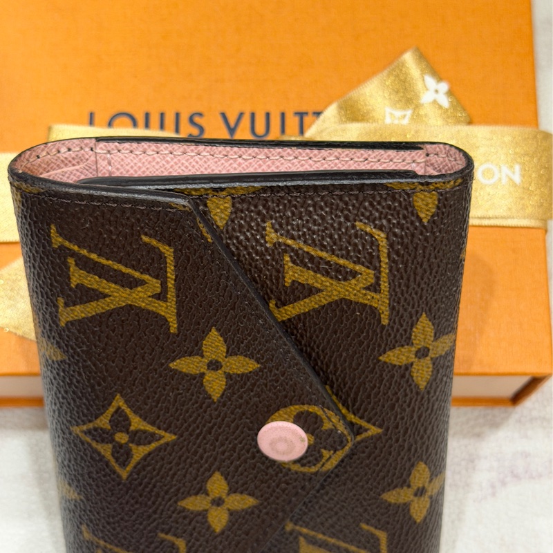 LV Victorine 粉色老花三折短夾-4
