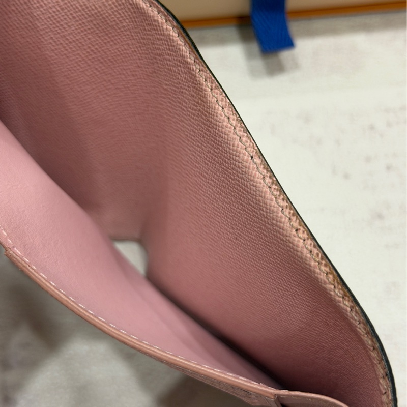 LV Victorine 粉色老花三折短夾-13