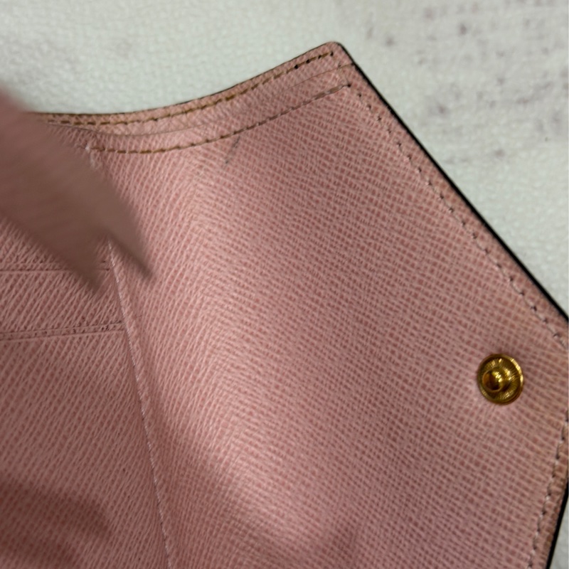 LV Victorine 粉色老花三折短夾-15