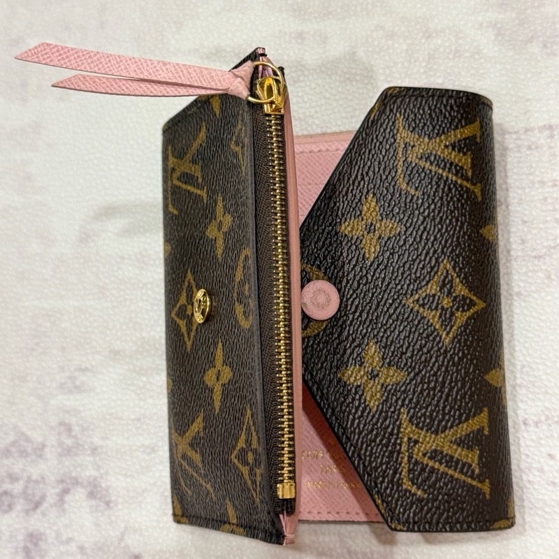 LV Victorine 粉色老花三折短夾-17