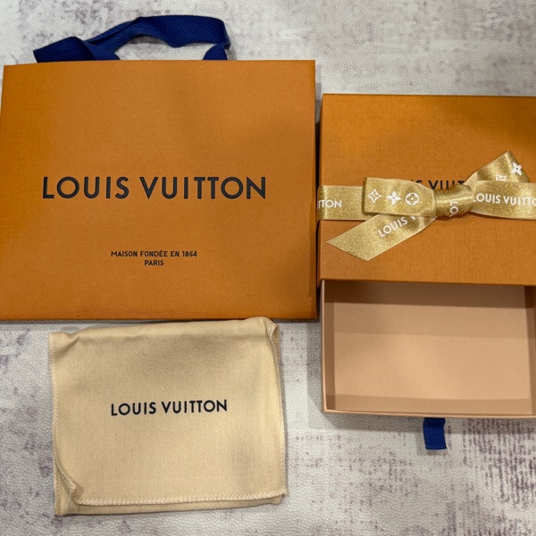 LV Victorine 粉色老花三折短夾-18