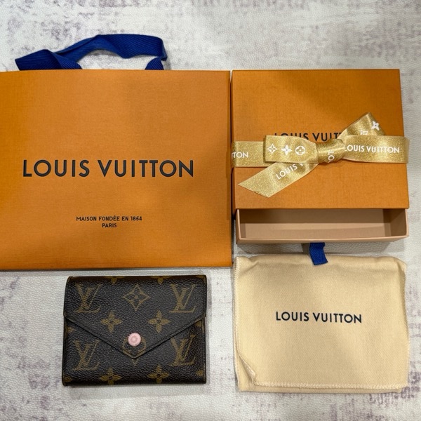 LV Victorine 粉色老花三折短夾-19