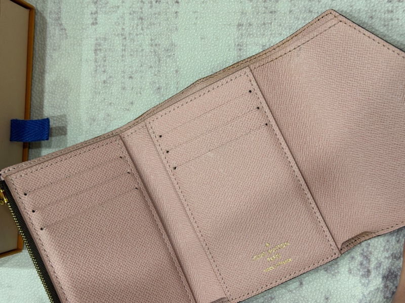 LV Victorine 粉色老花三折短夾-26