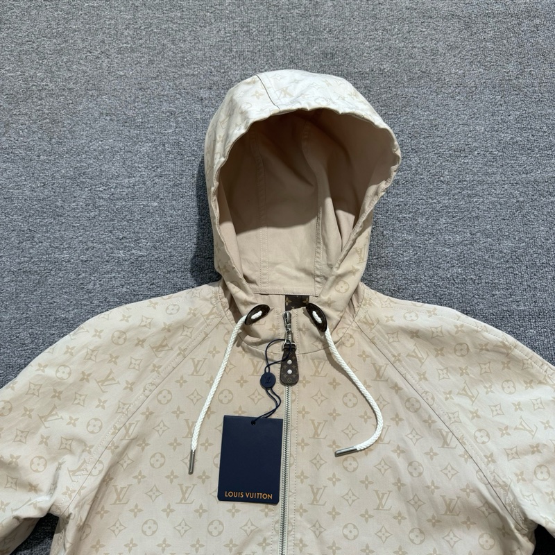 全新，LV路易威登 米色老花滿印連帽派克外套，尺碼36碼，25年新款-3