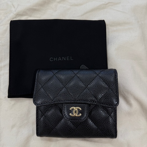 【CHANEL 香奈兒】荔枝紋牛皮短夾•經典口蓋短夾