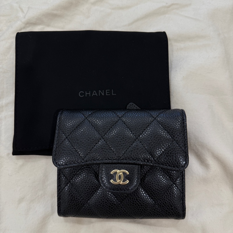 【CHANEL 香奈兒】荔枝紋牛皮短夾•經典口蓋短夾-0