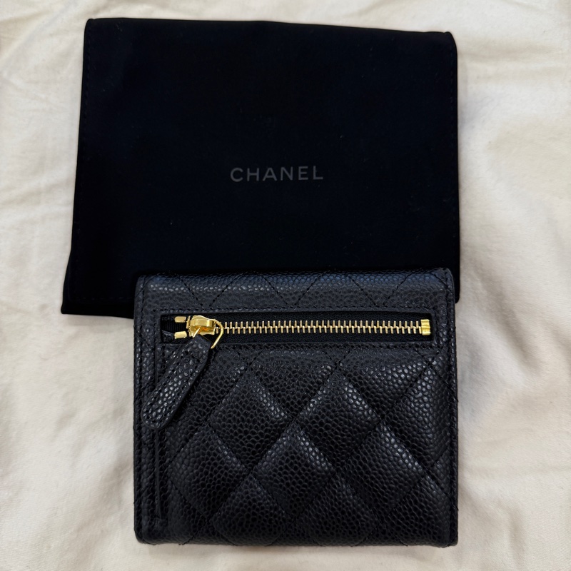 【CHANEL 香奈兒】荔枝紋牛皮短夾•經典口蓋短夾-1