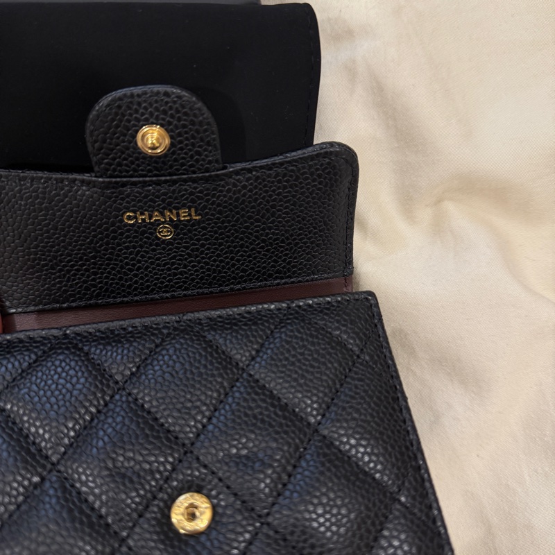 【CHANEL 香奈兒】荔枝紋牛皮短夾•經典口蓋短夾-3