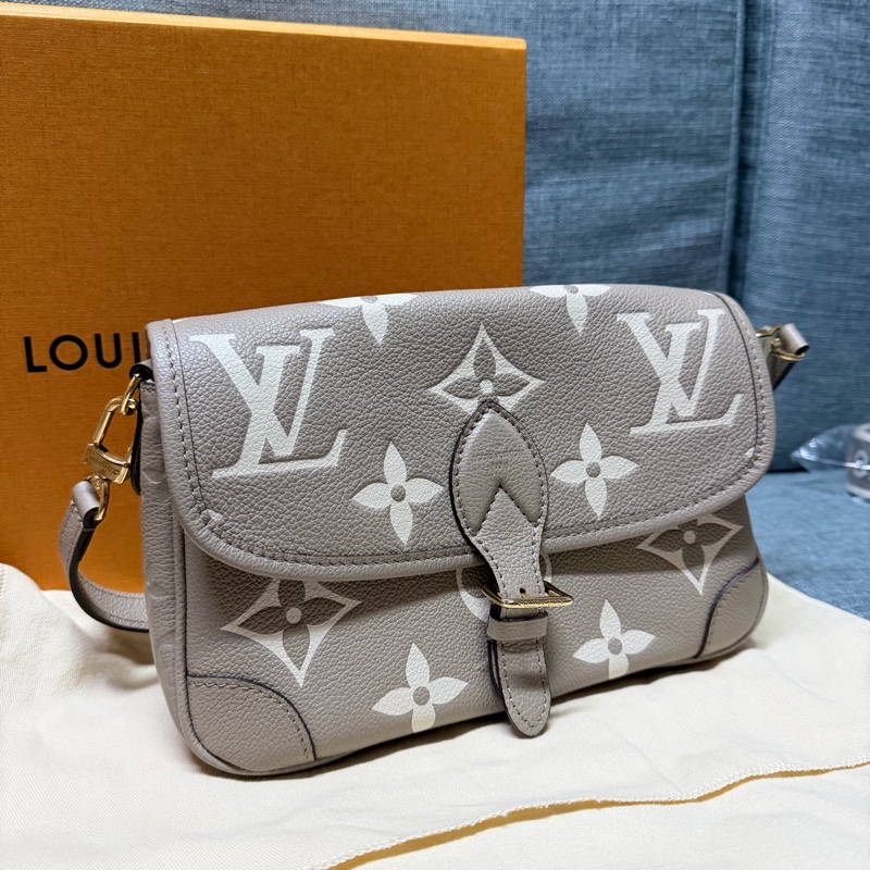 LV Diane 法棍包斑鳩灰 M46583 二手新-0