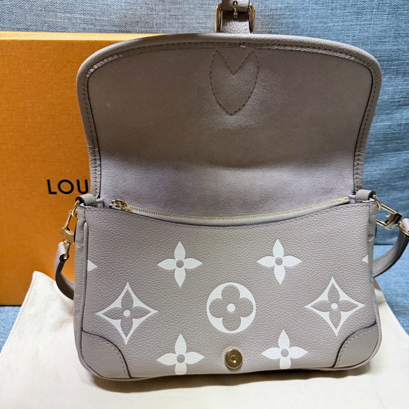 LV Diane 法棍包斑鳩灰 M46583 二手新-1