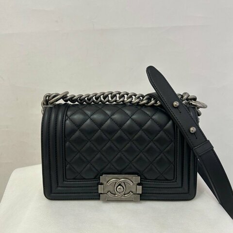CHANEL 黑羊皮銀釦BOY 20CM