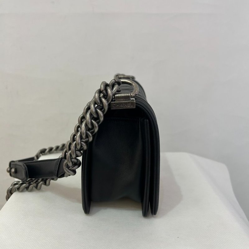 CHANEL 黑羊皮銀釦BOY 20CM-2