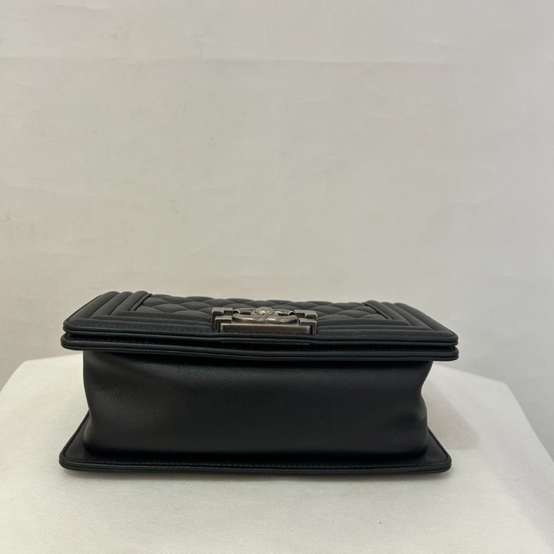 CHANEL 黑羊皮銀釦BOY 20CM-4