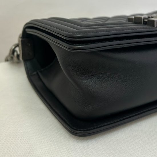 CHANEL 黑羊皮銀釦BOY 20CM-5