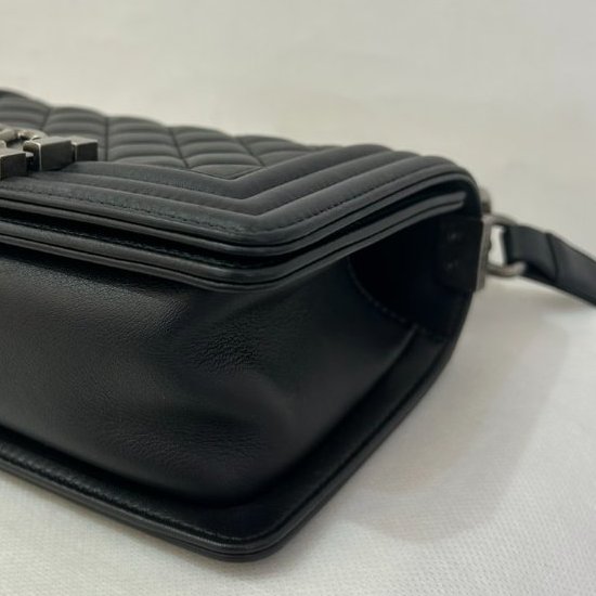 CHANEL 黑羊皮銀釦BOY 20CM-6