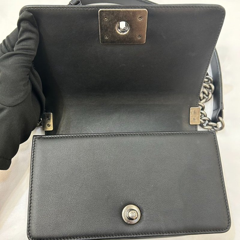 CHANEL 黑羊皮銀釦BOY 20CM-7