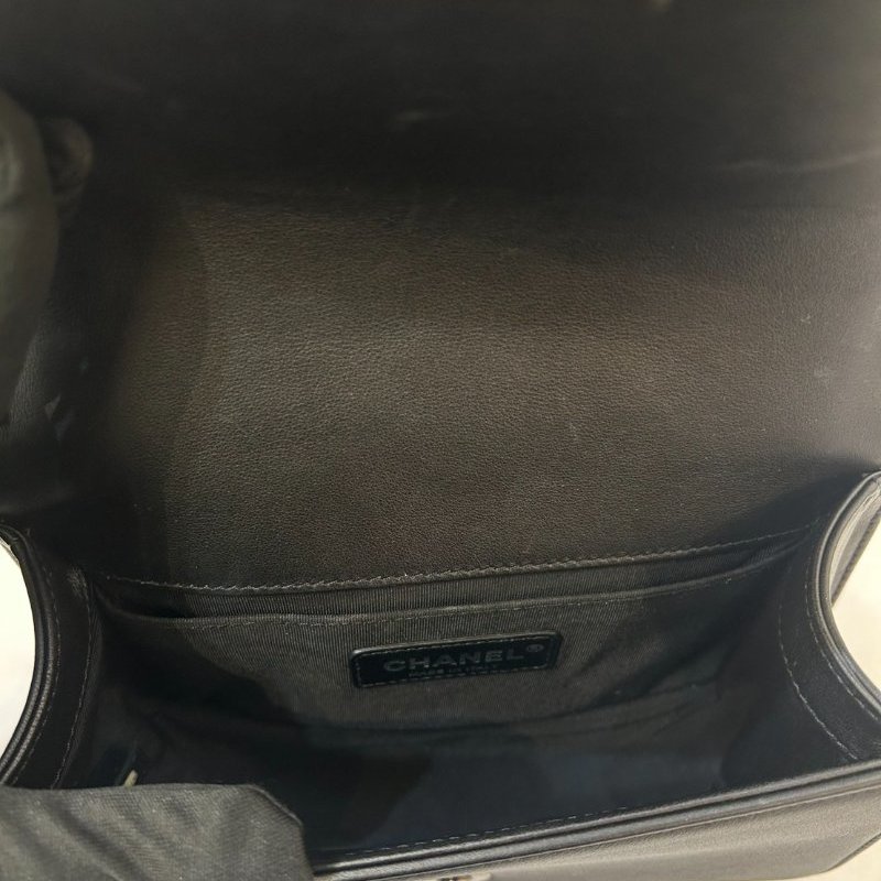 CHANEL 黑羊皮銀釦BOY 20CM-8