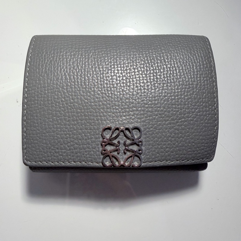 ［LOEWE羅意威］鵝卵石紋小牛皮 Anagram 三摺錢包-1