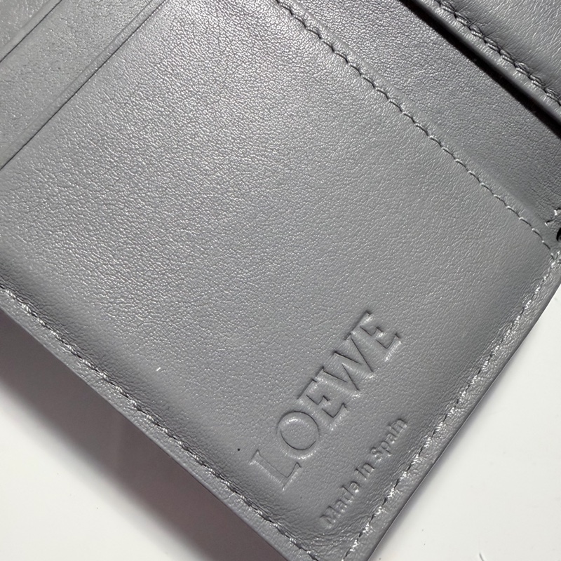 ［LOEWE羅意威］鵝卵石紋小牛皮 Anagram 三摺錢包-2