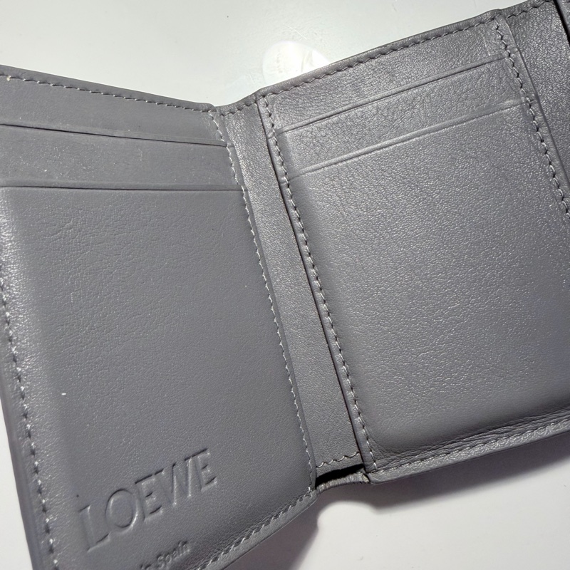 ［LOEWE羅意威］鵝卵石紋小牛皮 Anagram 三摺錢包-3
