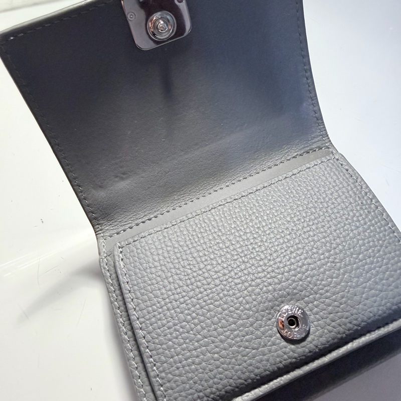 ［LOEWE羅意威］鵝卵石紋小牛皮 Anagram 三摺錢包-4