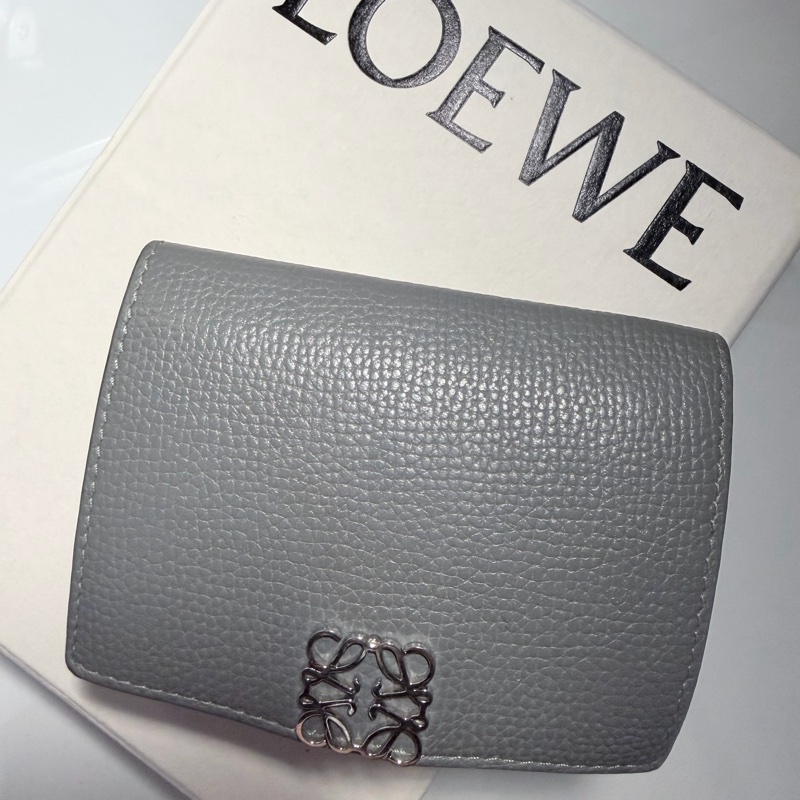 ［LOEWE羅意威］鵝卵石紋小牛皮 Anagram 三摺錢包-12