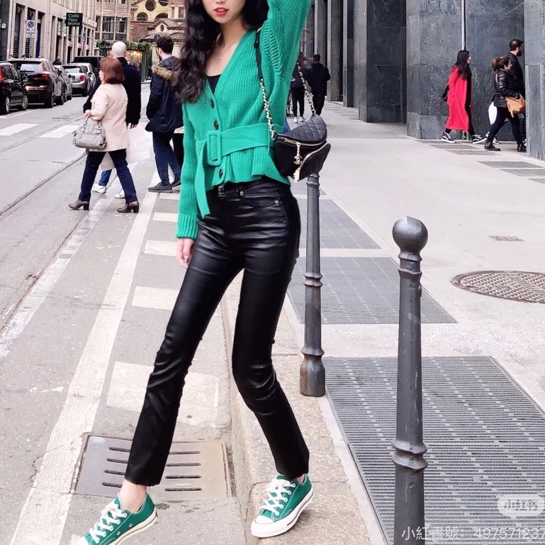 香奈兒 Chanel 荔枝牛皮胸前包 /腰包 黑色淡金釦-3