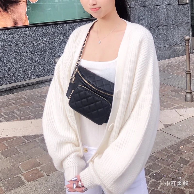 香奈兒 Chanel 荔枝牛皮胸前包 /腰包 黑色淡金釦-4