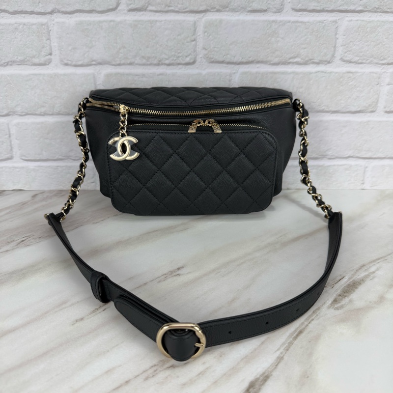 香奈兒 Chanel 荔枝牛皮胸前包 /腰包 黑色淡金釦-5