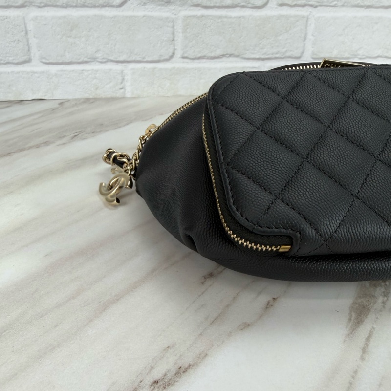 香奈兒 Chanel 荔枝牛皮胸前包 /腰包 黑色淡金釦-7