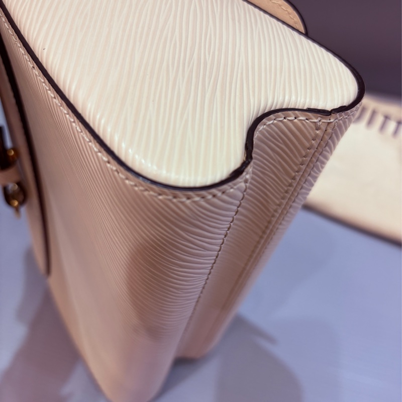 Lv 基本款epi 奶昔白 twist口蓋包-8