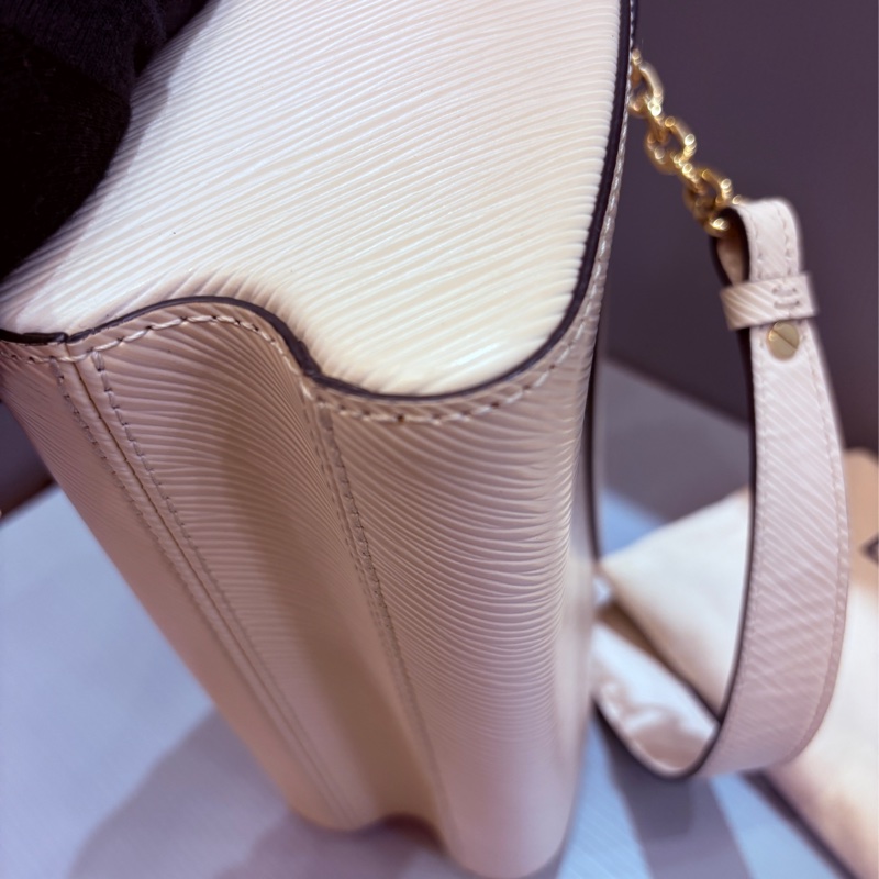 Lv 基本款epi 奶昔白 twist口蓋包-9