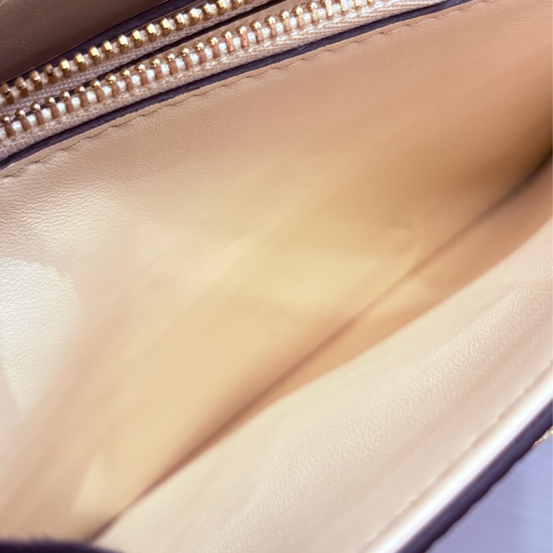 Lv 基本款epi 奶昔白 twist口蓋包-12