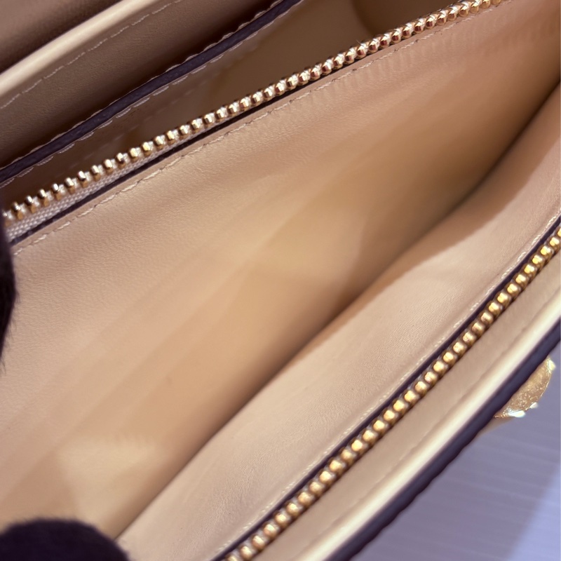 Lv 基本款epi 奶昔白 twist口蓋包-13