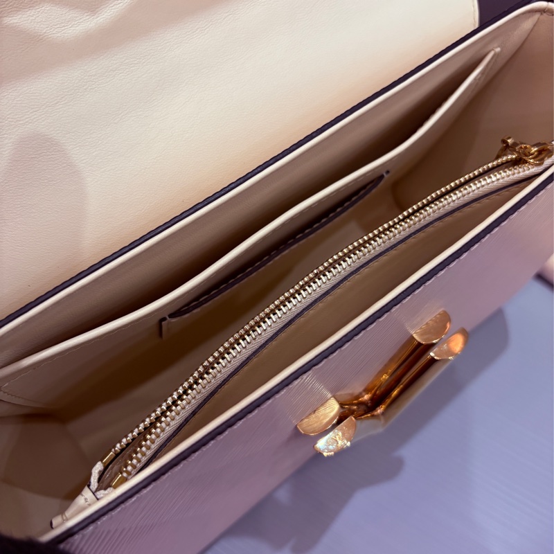 Lv 基本款epi 奶昔白 twist口蓋包-16