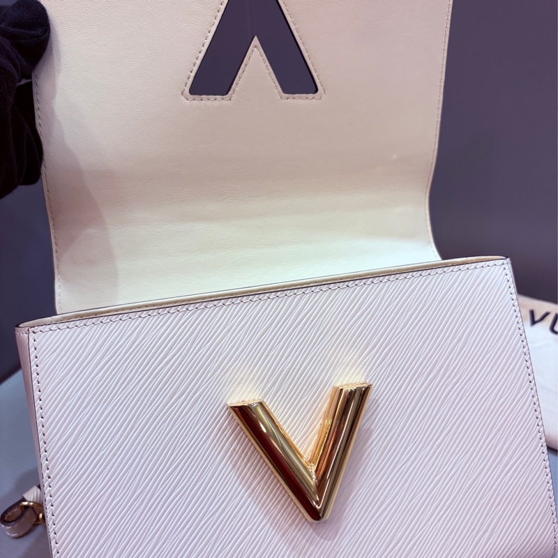 Lv 基本款epi 奶昔白 twist口蓋包-18