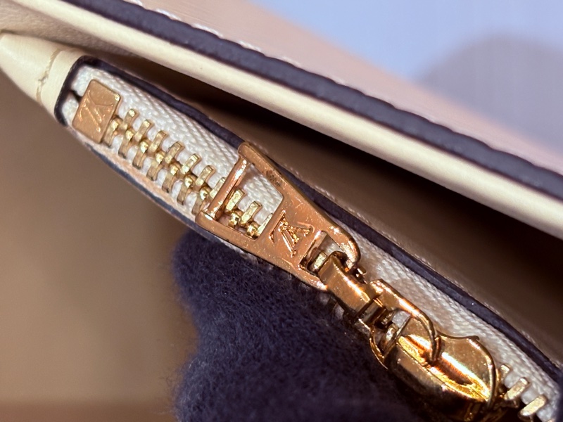 Lv 基本款epi 奶昔白 twist口蓋包-20