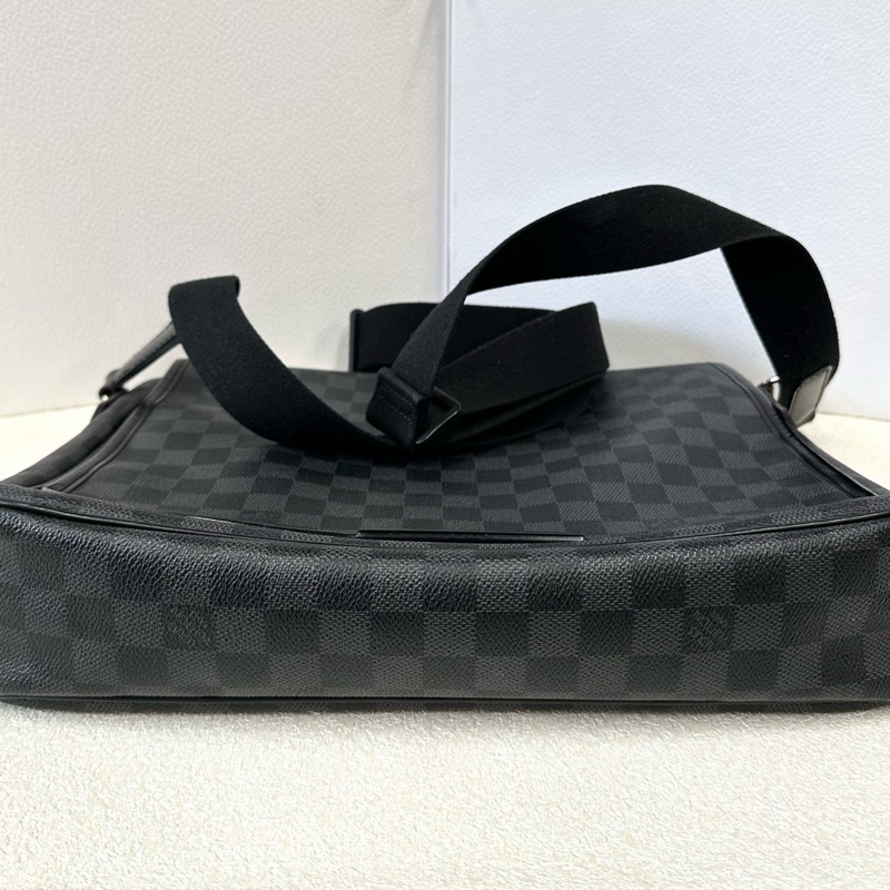 路易威登/Louis Vuitton  黑色棋盤格郵差包-2