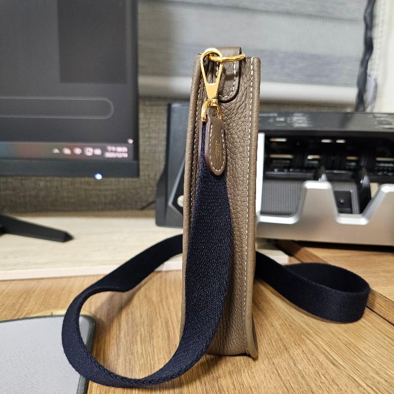 [不用配貨的好物❣️] Hermes 大象灰MiniEvelyne金釦斜背包-1