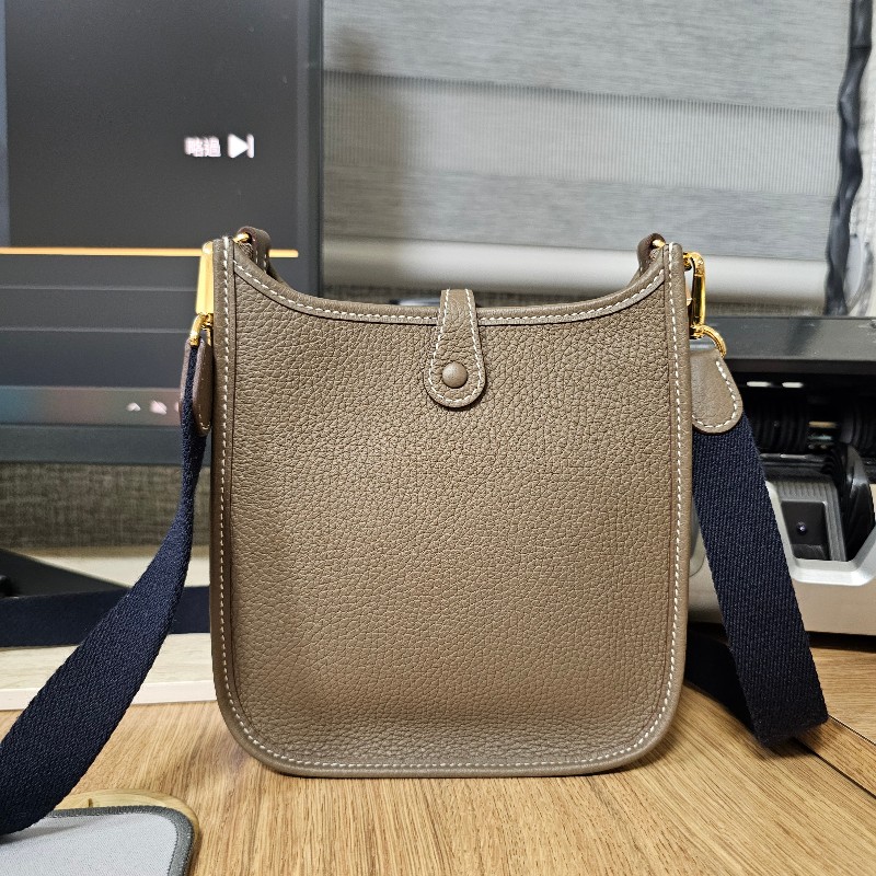 [不用配貨的好物❣️] Hermes 大象灰MiniEvelyne金釦斜背包-2