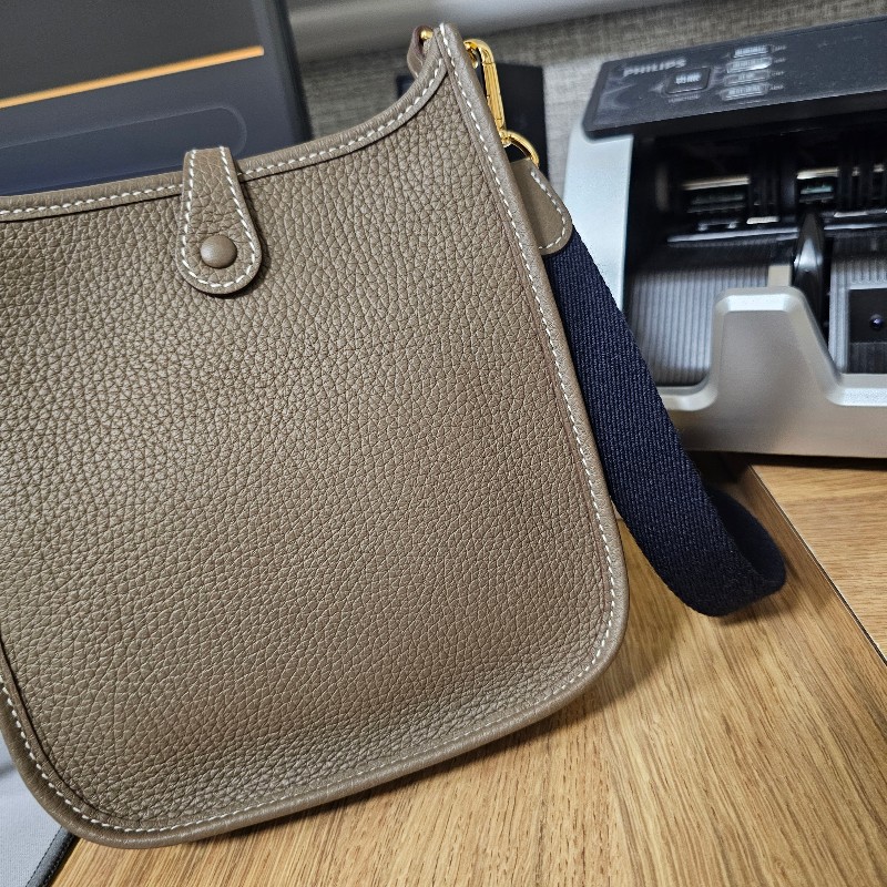 [不用配貨的好物❣️] Hermes 大象灰MiniEvelyne金釦斜背包-3