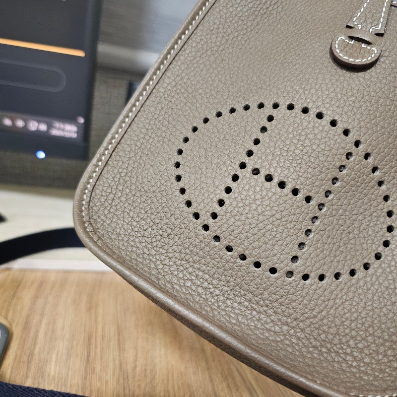 [不用配貨的好物❣️] Hermes 大象灰MiniEvelyne金釦斜背包-6