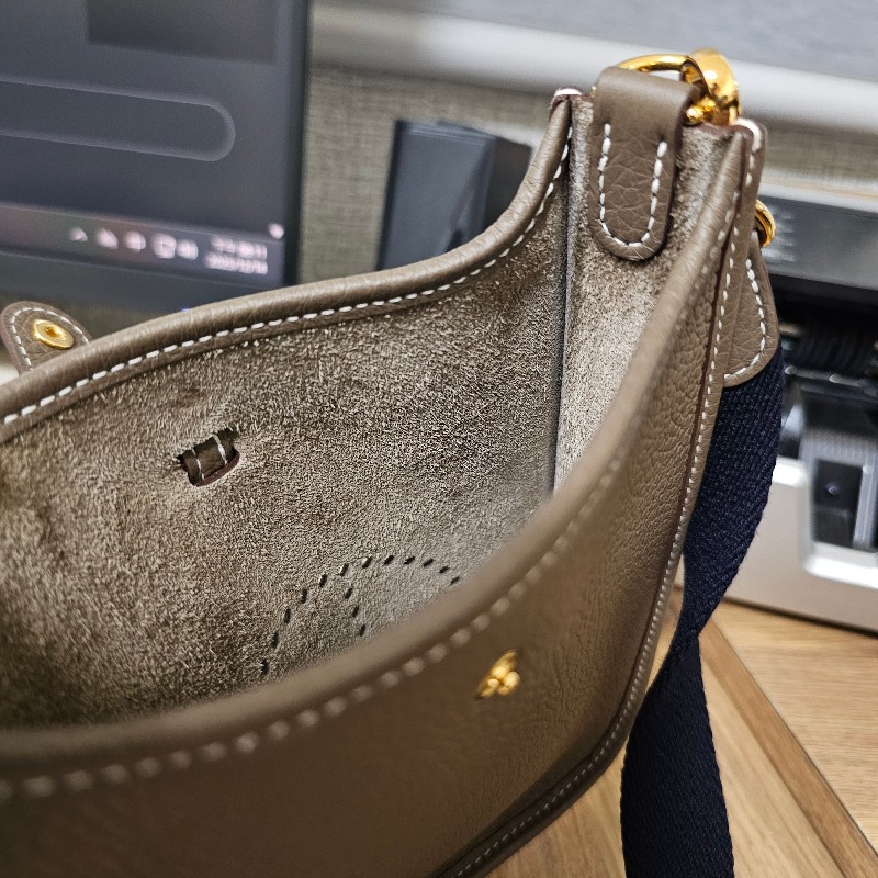 [不用配貨的好物❣️] Hermes 大象灰MiniEvelyne金釦斜背包-18