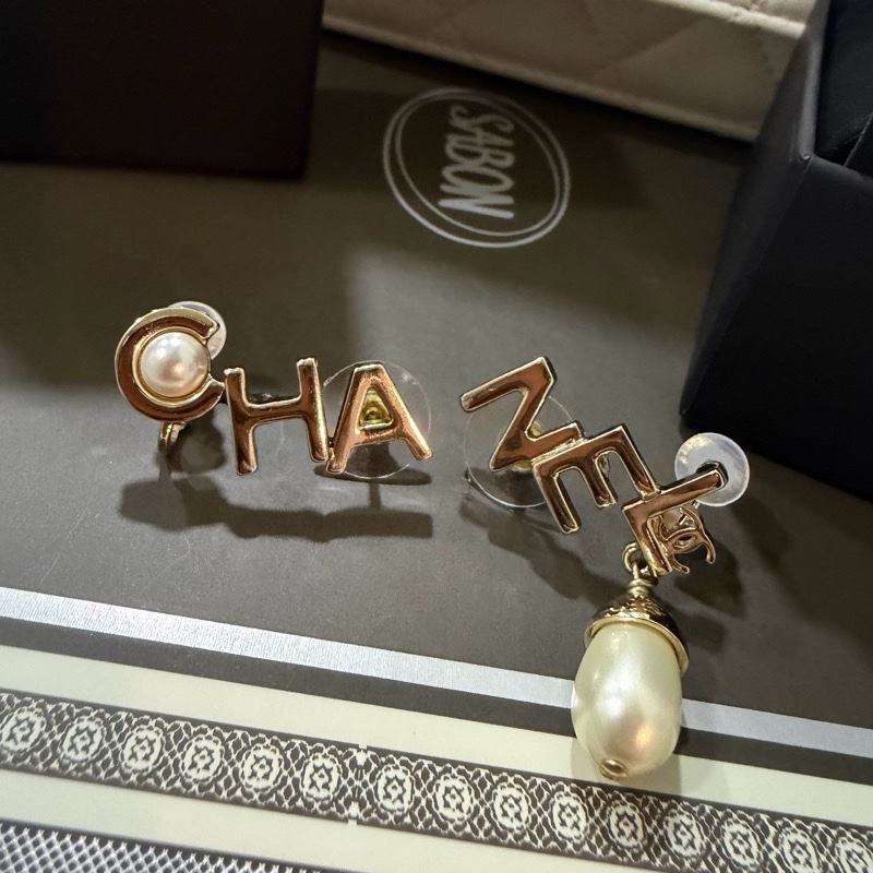 Chanel 字母 logo 耳環-11