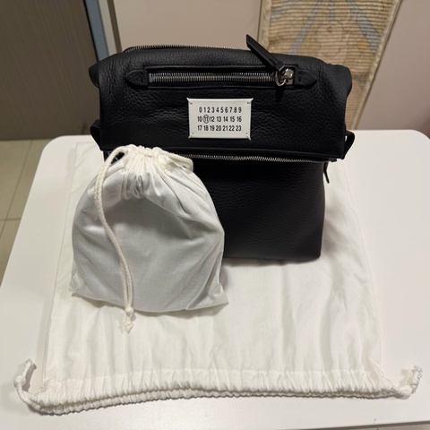 Maison Margiela 黑色皮革斜挎包 SB1WG0003-P4746 Soft 5AC on-body bag