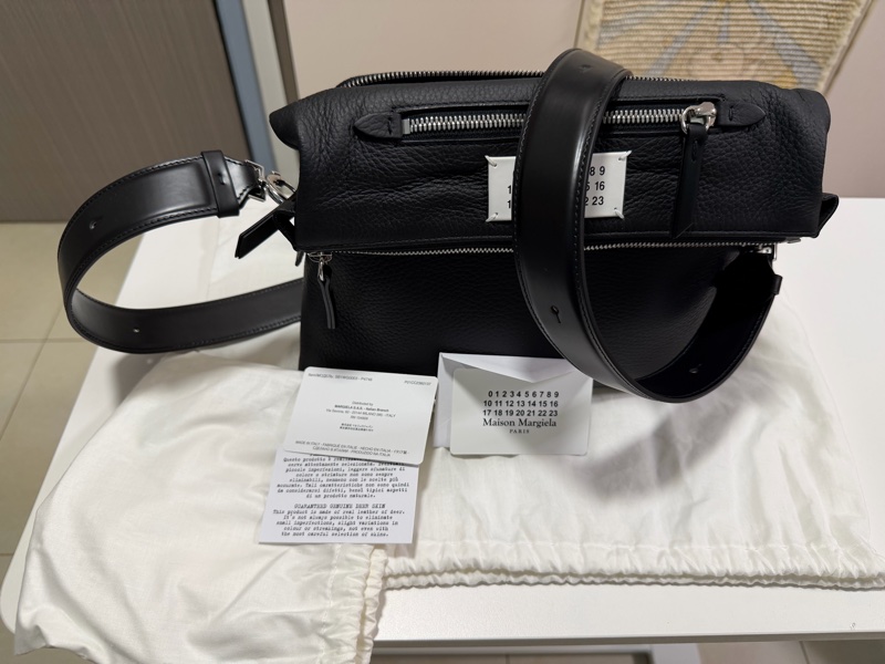 Maison Margiela 黑色皮革斜挎包 SB1WG0003-P4746 Soft 5AC on-body bag-1