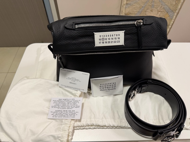 Maison Margiela 黑色皮革斜挎包 SB1WG0003-P4746 Soft 5AC on-body bag-11
